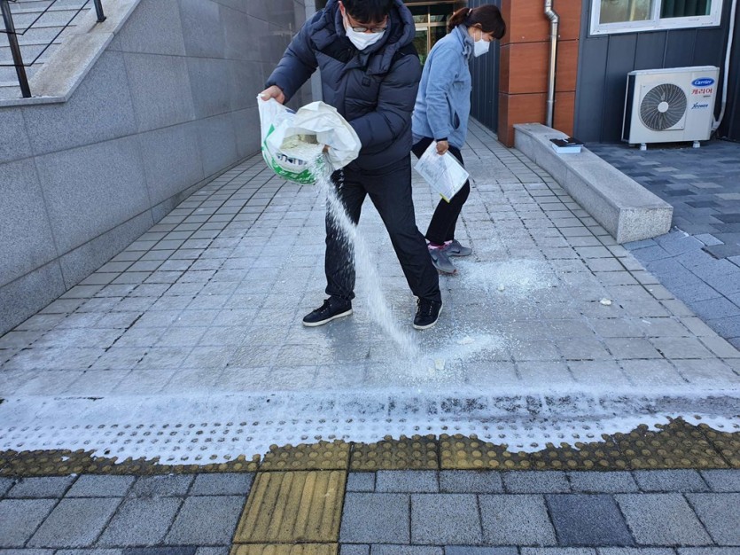 미끄럼+예방+제설제+도포(현장조치).jpg