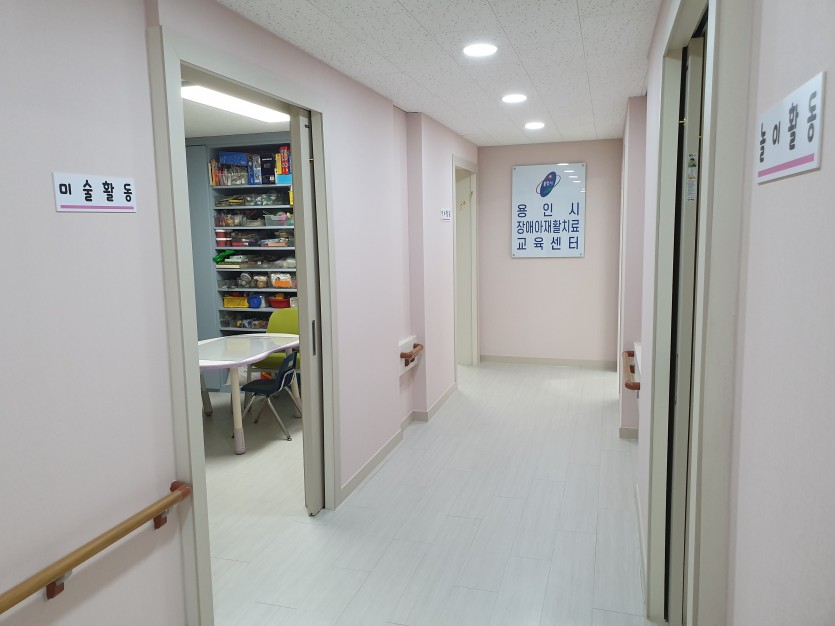 새 단장을 마친 용인시장애아재활치료교육센터 내부 모습.jpg