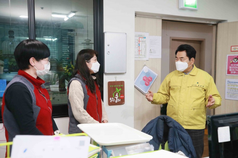 2. 백군기 용인시장이 4일 수지구 성복동 해오름의 집을 방문해 관계자들에게 애로사항을 듣고 있다..jpg