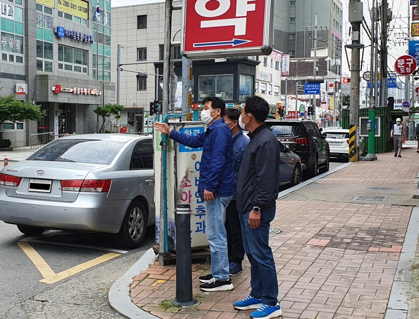 (보도사진) 김민기 국회의원이 2020년9월30일, 진용복, 남종섭 경기도의원과 함께 신갈오거리일대에서 주민들이 요구하는 전선지중화사업 구간을 확인하고 있다.jpg