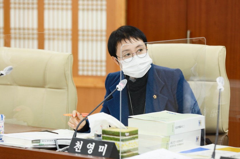 210105 천영미 의원, 더불어민주당 경기도당 우수조례 표창장 수상.jpg