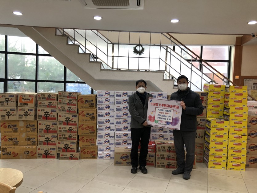 4. 로뎀교회가 성탄절 ‘비대면 라면콘서트’를 열어 모은 220만원 상당의 라면 4,000개를 수지구 죽전2동에 전달했다..JPG