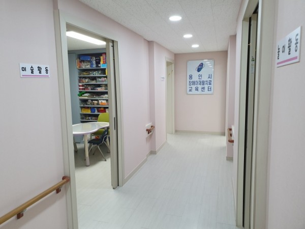 새 단장을 마친 용인시장애아재활치료교육센터 내부 모습.jpg