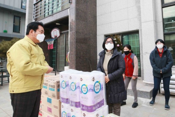1. 백군기 용인시장이 4일 수지구 성복동 해오름의 집을 방문해 세탁 세제, 휴지, 발열도시락, 라면, 쌀 등 시설에 필요한 물품을 전달하고 관계자들과 이야기를 나누고 있다..jpg