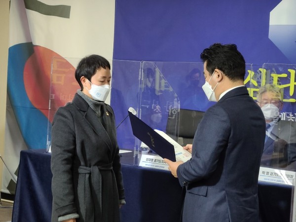 210105 천영미 의원, 더불어민주당 경기도당 우수조례 표창장 수상.jpeg