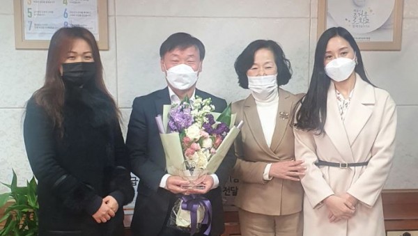 210107 남종섭 의원, 산양초등학교로부터 감사패 전달받아.JPG