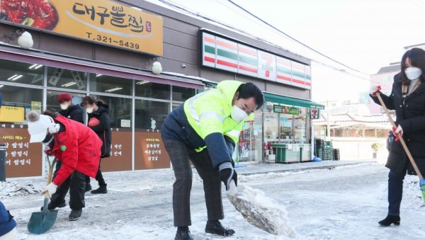 210108_백군기 용인시장, 폭설‧한파 2차 피해 대응 점검_사진(1) 유림동 현장.JPG