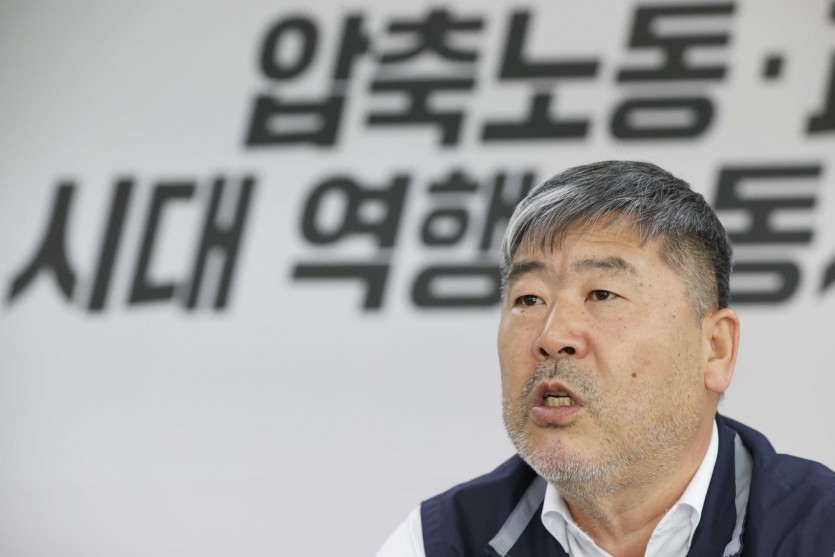인터뷰하는 김동명 한국노총 위원장