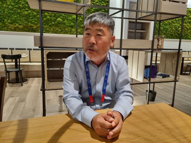 국제노동기구(ILO) 총회 참석을 위해 스위스 제네바를 방문 중인 김동명 한국노총 위원장이 11일 고용노동부 기자단과 인터뷰를 하고 있다. 고용부 기자단