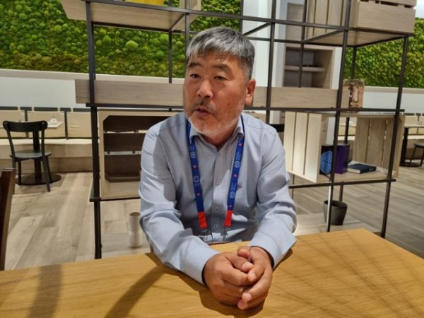 국제노동기구(ILO) 총회 참석을 위해 스위스 제네바를 방문 중인 김동명 한국노총 위원장이 11일 고용노동부 기자단과 인터뷰를 하고 있다. 고용부 기자단