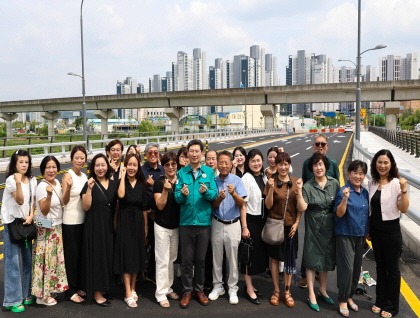 [크기변환]9-1. 이상일 용인특례시장은 유림동~고림지구 연결도로의 11일 임시 개통을 앞두고 현장을 찾았다.jpg