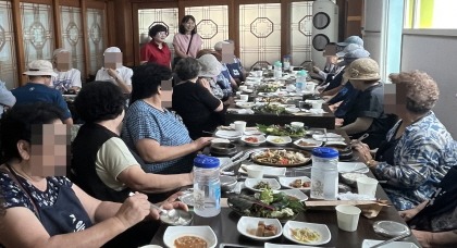 [크기변환]6-3. 마북동 지역사회보장협의체, 어르신 식사 대접.jpg
