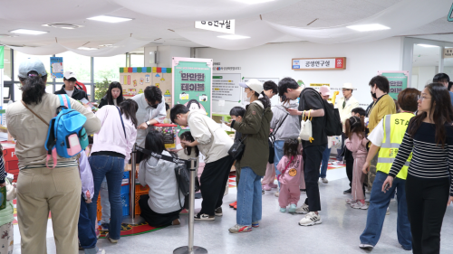 [사진자료] 2025 만만한 테이블 오프라인 행사 진행_공생광장 .png