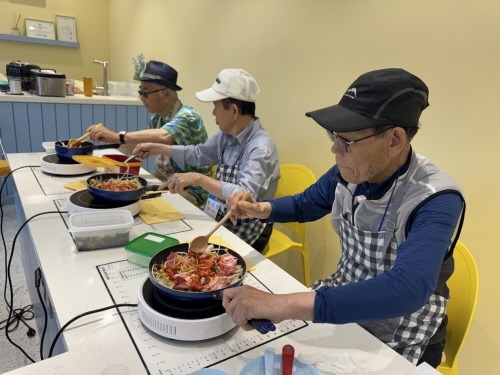 7. 이천시노인종합복지관 남성어르신 대상 요리체험 프로그램 슬기로운 요리생활 성료2.jpg
