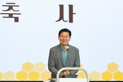 [크기변환]6-1. 용인특례시는 11일 농업기술센터 대강당에서 '용인특례시 양봉연구회' 창립 30주년 기념행사를 열었다.jpg
