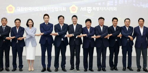 [크기변환]250812 김진경 의장, 2025 대한민국시도의회의장협의회 정기회 참석...호우 피해 재난재해구호금 받아 (1).jpg