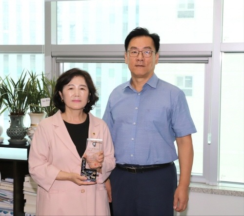 250812 김영희 의원, ‘제1회 자랑스런 경기인 대상’ 수상(1).jpg
