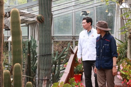 [크기변환]1-3. 이상일 용인특례시장이 11일 한택식물원을 방문해 현장 관계자와 의견을 나누고 있다..jpg