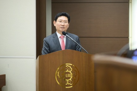 [크기변환]3. 26일 용인특례시의회에서 이상일 시장이 시정질문에 답변하고 있다.jpg