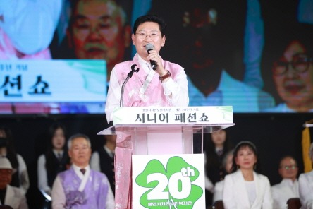 [크기변환]4-1. 26일 용인실내체육관에서 처인노인복지관 개관 20주년 기념 시니어패션쇼가 열렸다.jpg