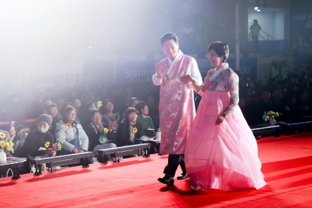 [크기변환]4-3. 26일 용인실내체육관에서 처인노인복지관 개관 20주년 기념 시니어패션쇼가 열렸다.jpg