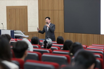 [크기변환]5-2. 이상일 용인특례시장이 26일 단국대학교 국제관에서 학생들을 대상으로 리더십 특강을 하고 있다..JPG