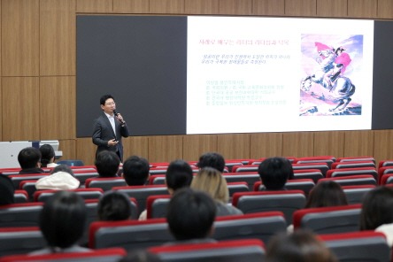 [크기변환]5-3. 이상일 용인특례시장이 26일 단국대학교 국제관에서 학생들을 대상으로 리더십 특강을 하고 있다..JPG