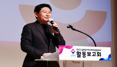 [크기변환]7-1. 27일 시청 에이스홀에서 열린 '2025년 읍면동 지역사회보장협의체 활동보고회'에서 인사말을 하고 있는 이상일 용인특례시장.jpg