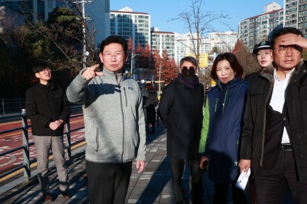 [크기변환]5-3. 이상일 용인특례시장은 28일 상현초 교통지도 봉사에 참여해 통학로 안전을 점검했다.jpg