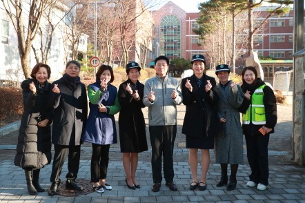 [크기변환]5-4. 이상일 용인특례시장은 28일 상현초 교통지도 봉사에 참여해 통학로 안전을 점검했다.jpg