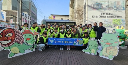 [크기변환]3-1. 11월 29일 용인특례시 신갈오거리 도시재생 사업지 일대에서 열린 '갈내마을 줍깅데이' 행사 모습.jpg