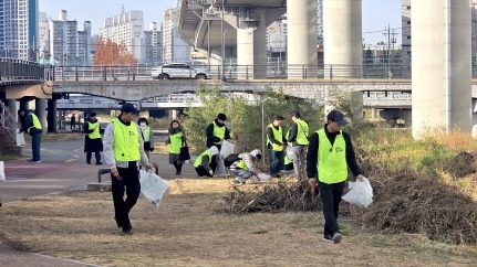 [크기변환]3-2. 11월 29일 용인특례시 신갈오거리 도시재생 사업지 일대에서 열린 '갈내마을 줍깅데이' 행사 모습.jpg