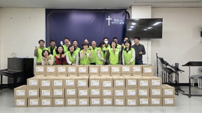 [크기변환]5-4. 영덕1동 수원영은교회 마을공동체 봉사동아리 영덕동 마을쟁이가 식료품과 생필품을 기탁했다.JPG