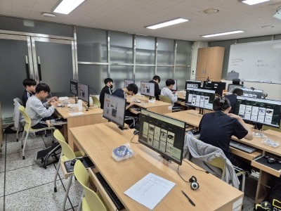 [크기변환]▲ 한숲중학교에서 교육생들의 RGB 뮤직전등 만들기 체험 교육 참가 모습(용인시산업진흥원 제공).jpg