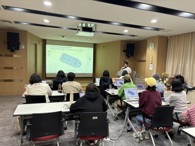 [크기변환]▲ 용인시산업진흥원은 흥덕도서관에서 '찾아가는 우리동네 메이커 교육' 프로그램인 3D모델링 체험 교육을 운영했다.(용인시산업진흥원 제공).jpg