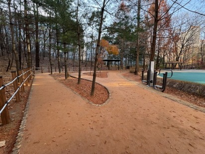 [크기변환]4. 새롭게 단장한 용인특례시 기흥구 보정동에 있는 '큰솔근린공원 맨발길'.jpg