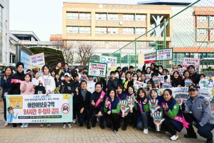 [크기변환]7-1. 이상일 용인특례시장이 2일 기흥구 서농초 정문 횡단보도에서 교통지도 봉사활동을 마친 뒤 관계자들과 기념사진 촬영을 하고 있다..jpg