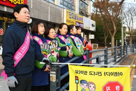 [크기변환]7-4. 이상일 용인특례시장은 2일 기흥구 서농초 정문 횡단보도에서 아이들의 안전한 통학환경 조성을 위해 교통지도 봉사활동을 했다..jpg