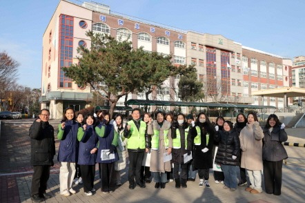 [크기변환]10-6. 이상일 용인특례시장은 3일 대현초를 방문해 학부모들과 함께 교통지도 봉사를 진행하고 통학로 안전을 점검한 후 기념촬영 했다.JPG