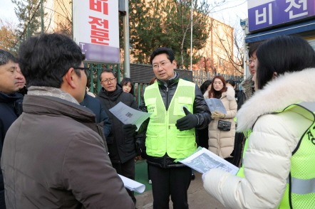 [크기변환]10-3. 이상일 용인특례시장은 3일 대현초를 방문해 학부모들과 함께 교통지도 봉사에 참여한 후 학교 주변 공동주택 신축공사 현장과 관련된 불편 사항을 청취했다.JPG