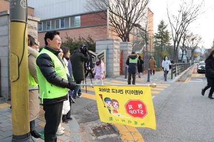 [크기변환]10-2. 이상일 용인특례시장은 3일 대현초를 방문해 교통지도 봉사를 진행했다.JPG