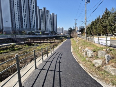 [크기변환]4. 용인특례시 처인구 금어천 자전거·보행자 겸용도로 정비 완료.jpg