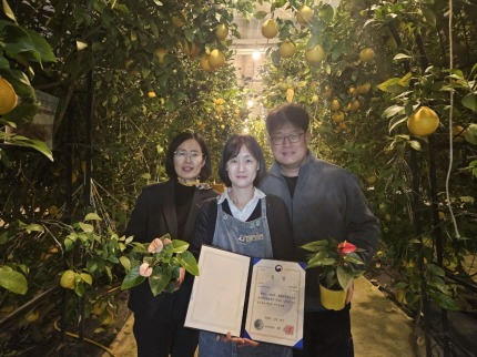 [크기변환]4. 농촌진흥청 주최 '제21회 생활원예·치유농업 경진대회'서 우수상을 수상한 한수정 팜앤트리 대표(가운데).jpg