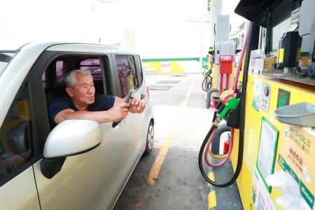 [크기변환]6-2. 용인특례시가 운영하는 '장애인 등 우선배려 주유서비스'가 보건복지부 장관 표창을 받았다..jpg