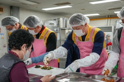 [크기변환]노인복지회관 배식봉사(보도자료2).jpg