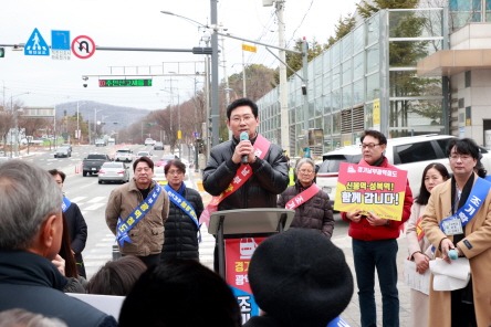 [크기변환]3-1. 이상일 용인특례시장은 6일 오전 수지구 성복동 일대에서 수지연대 주관으로 열린 ‘경기남부광역철도 조기 착공 촉구 걷기대회’에 참석했다..jpg
