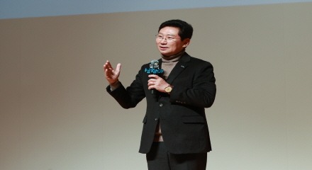 [크기변환]4-3. 이상일 용인특례시장이 6일 시청 3층 에이스홀에서 열린 ‘청소년 안전망·또래상담연합회 성과보고회’에 참석해 인사말을 하고 있다..jpg