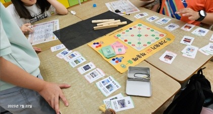 [크기변환]1. 용인특례시 기후변화체험교육센터가 자체 개발한 교구 '기후위기도 적응해 윷'.jpg