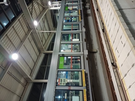 [크기변환]2. 용인특례시는 용인경전철 이용객의 안전을 위해 승강장 안전문 가동문 이탈방지 가이드 슈 보강공사를 마쳤다..jpg