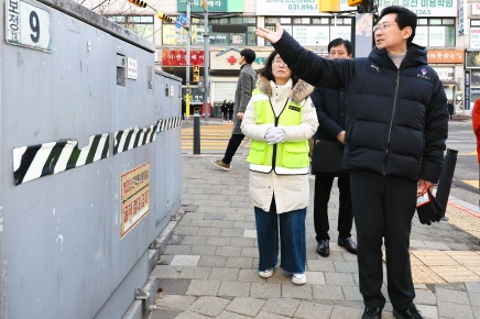 [크기변환]3-2. 9일 오전 대지초에서 이상일 시장이 통학로를 점검하고 있다.jpg